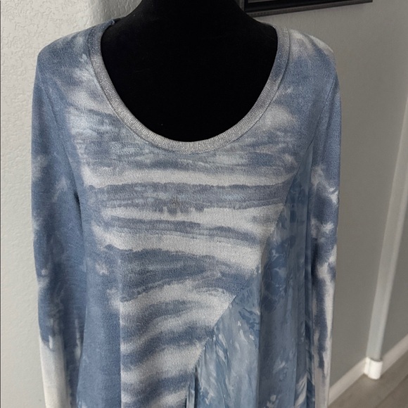 Gorgeous Blue Top!! - Picture 2 of 6